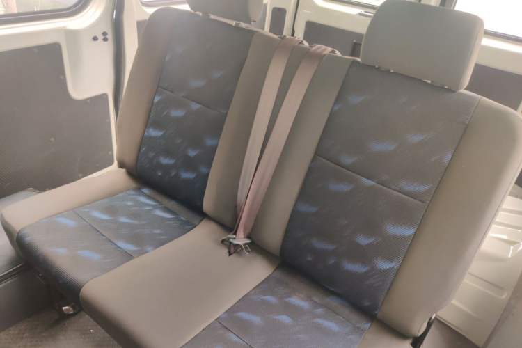 Used Dongfeng Yufeng 2021 2.0T Value Edition Logistics Vehicle Short Wheelbase Mid-Roof Design 5-9 Seater China VI Emission Standard D20 Left Rear Seat