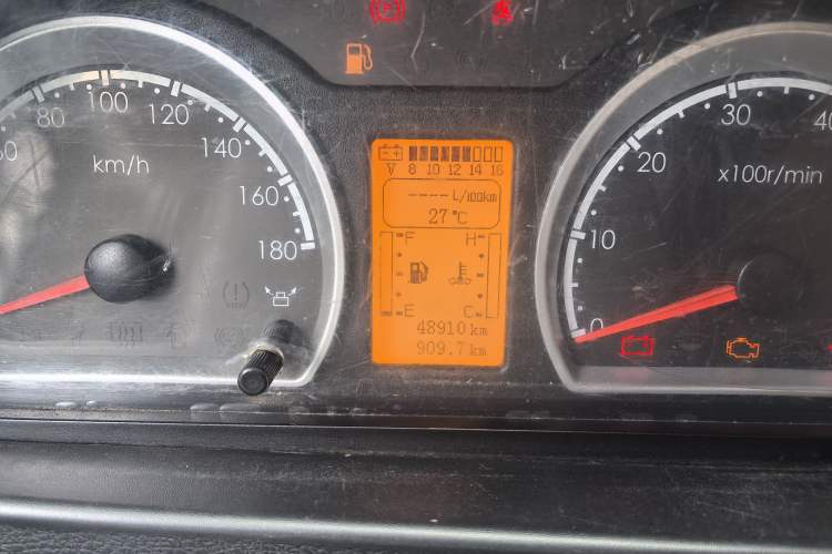 Used Dongfeng Yufeng 2021 2.5T V9 Value-Added Logistics Vehicle Short Wheelbase Mid-Roof Design 5-9 Seater China V Emission Standard ZD25 Odometer Close Up