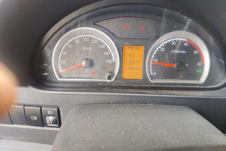 Used Dongfeng Yufeng 2021 2.0T Value Edition Logistics Vehicle Short Wheelbase Mid-Roof Design 5-9 Seater China VI Emission Standard D20 Odometer Close Up