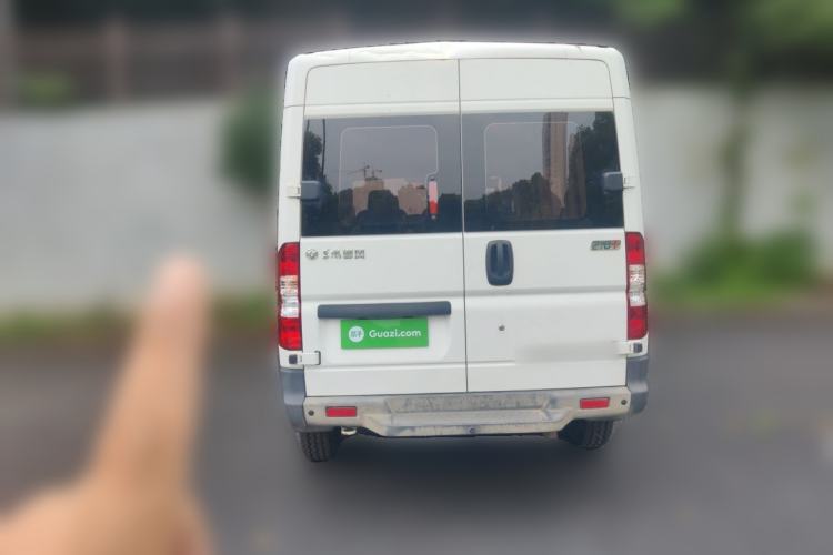 Used Dongfeng Yufeng 2021 2.0T Value Edition Logistics Vehicle Short Wheelbase Mid-Roof Design 5-9 Seater China VI Emission Standard D20 Rear