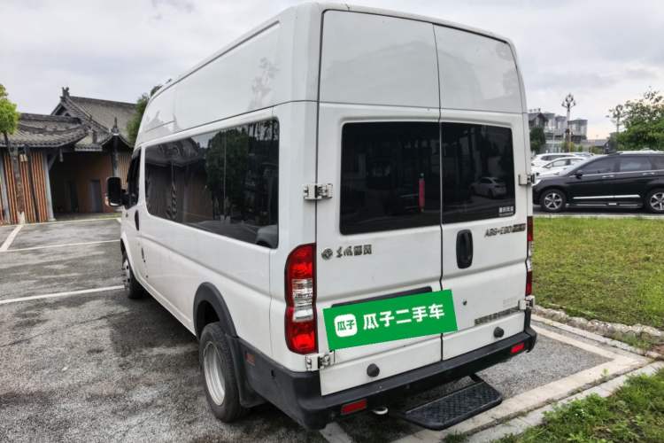 Used Dongfeng Yufeng 2021 2.4T Rear-Drive Logistics Vehicle Long Wheelbase High Roof Dual Rear Tires 6–9 Seats China VI Emission Standard YCY24140-60 Rear Left 45 Deg