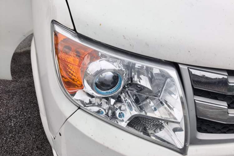 Used Dongfeng Yufeng 2021 2.4T Rear-Drive Logistics Vehicle Long Wheelbase High Roof Dual Rear Tires 6–9 Seats China VI Emission Standard YCY24140-60 Right Front Headlight