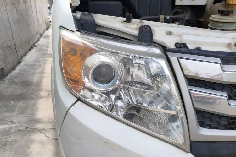 Used Dongfeng Yufeng 2021 2.3T Power King Front-Drive Logistics Van Long Wheelbase Mid-Roof 6–9 Seats China VI Standard M9T Right Front Headlight