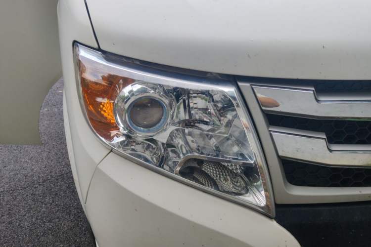 Used Dongfeng Yufeng 2021 2.0T Value Edition Logistics Vehicle Short Wheelbase Mid-Roof Design 5-9 Seater China VI Emission Standard D20 Right Front Headlight