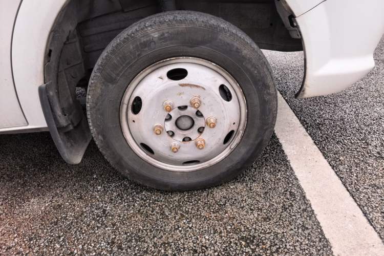 Used Dongfeng Yufeng 2021 2.4T Rear-Drive Logistics Vehicle Long Wheelbase High Roof Dual Rear Tires 6–9 Seats China VI Emission Standard YCY24140-60 Right Front Wheel Hub