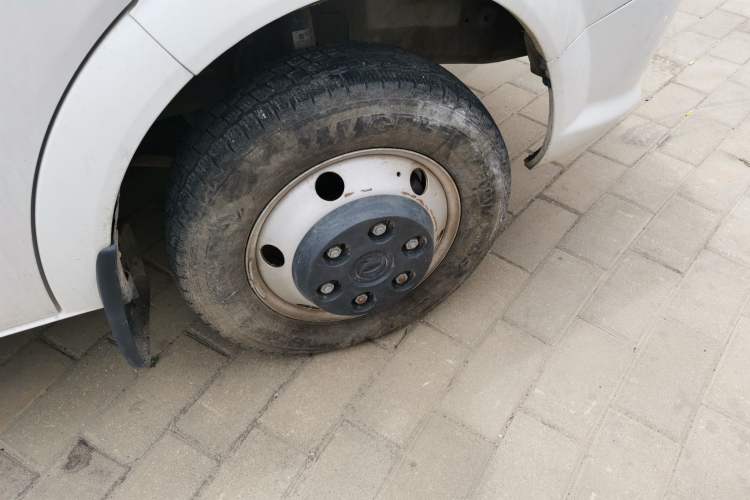 Used Dongfeng Yufeng 2021 2.3T Power King Rear-Drive Logistics Vehicle Extreme High Roof Dual Rear Tires 6-9 Seater China VI Standard M9T Right Front Wheel Hub