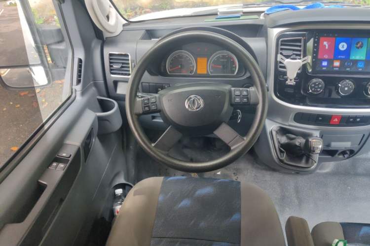 Used Dongfeng Yufeng 2021 2.0T Value Edition Logistics Vehicle Short Wheelbase Mid-Roof Design 5-9 Seater China VI Emission Standard D20 Steering Wheel