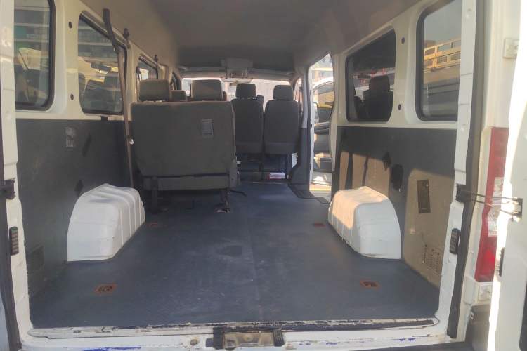 Used Dongfeng Yufeng 2021 2.0T Power King Front-Drive Logistics Vehicle Long Wheelbase Mid-Roof Design 6–9 Seats China VI Emission Standard ZD20 Trunk