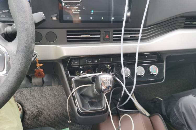 Used Dongfeng Yufeng 2023 V9+ 2.0T Manual Rear-Drive Multi-Function Mid-Height 7/8/9-Seater Audio And AC Panel