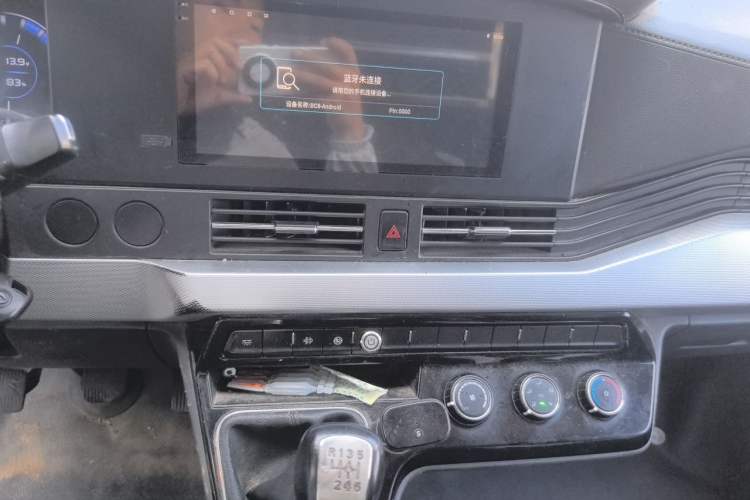 Used Dongfeng Yufeng 2023 V9+ 2.0T Manual Front-Wheel-Drive Multi-Function Mid-Roof Van with 7/8/9 Seats Audio And AC Panel