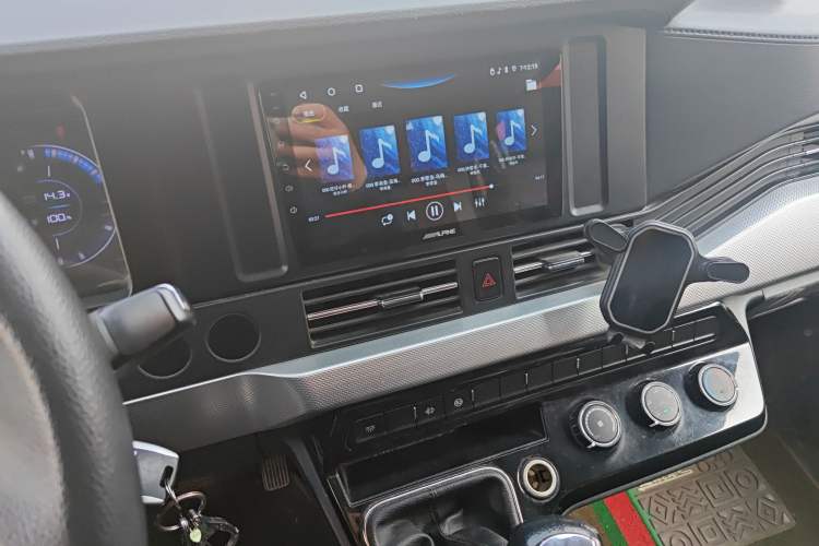 Used Dongfeng Yufeng 2023 V9+ 2.0T Manual Front-Wheel-Drive Multi-Function Mid-Roof Van with 7/8/9 Seats Audio And AC Panel