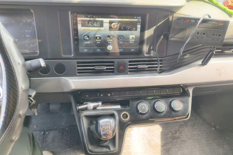 Used Dongfeng Yufeng 2023 V9+ 2.0T Manual Front-Drive Multi-Function Mid-Roof High-Roof 7/8/9-Seater Audio And AC Panel