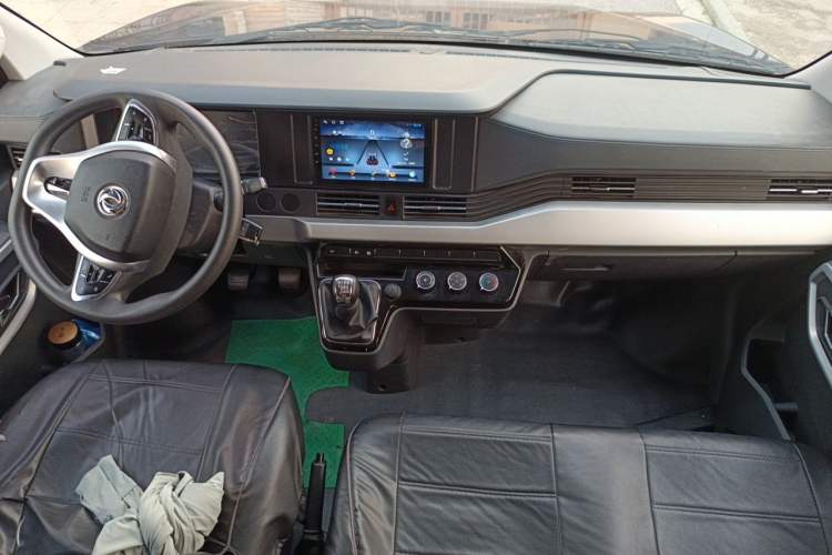 Used Dongfeng Yufeng 2023 V9+ 2.0T Manual Rear-Drive Multi-Function Mid-Height 7/8/9-Seater Center Console