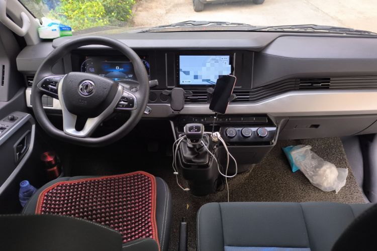 Used Dongfeng Yufeng 2023 V9+ 2.0T Automatic Front-Wheel-Drive Short Wheelbase Low-Roof Model with 5/6 Seats Center Console