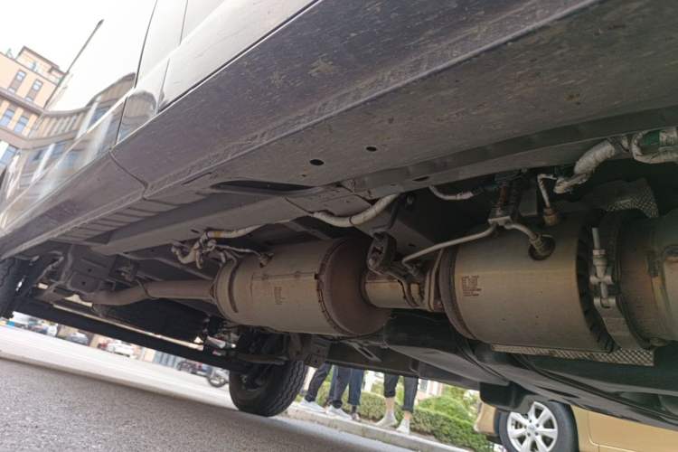 Used Dongfeng Yufeng 2023 V9+ 2.0T Manual Rear-Drive Multi-Function Mid-Height 7/8/9-Seater Chassis Front Right
