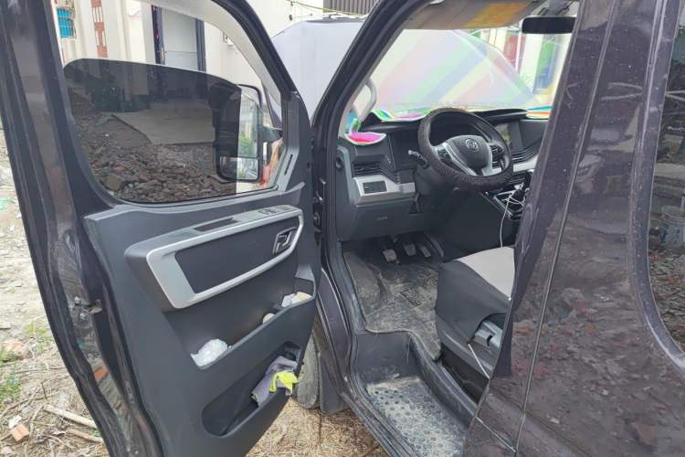 Used Dongfeng Yufeng 2023 V9+ 2.0T Manual Front-Wheel-Drive Multi-Function Mid-Roof Van with 7/8/9 Seats Driver Seat