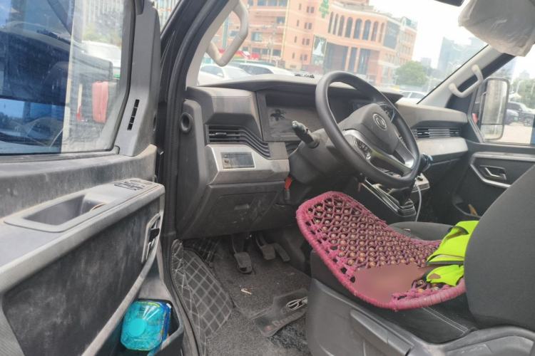 Used Dongfeng Yufeng 2023 V9+ 2.0T Manual Front-Wheel-Drive Multi-Function Mid-Roof Van with 7/8/9 Seats Driver Seat