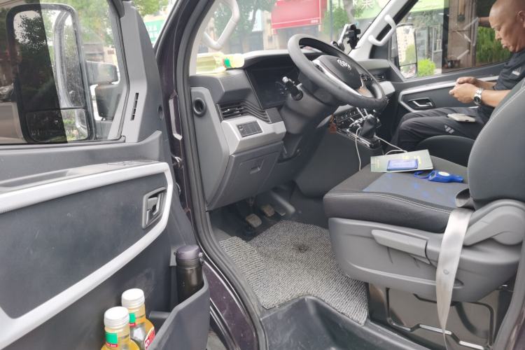 Used Dongfeng Yufeng 2023 V9+ 2.0T Manual Rear-Drive Multi-Function Mid-Height 7/8/9-Seater Driver Seat
