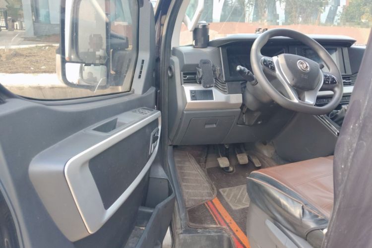 Used Dongfeng Yufeng 2023 V9+ 2.0T Manual Front-Wheel-Drive Multi-Function Mid-Roof Van with 7/8/9 Seats Driver Seat