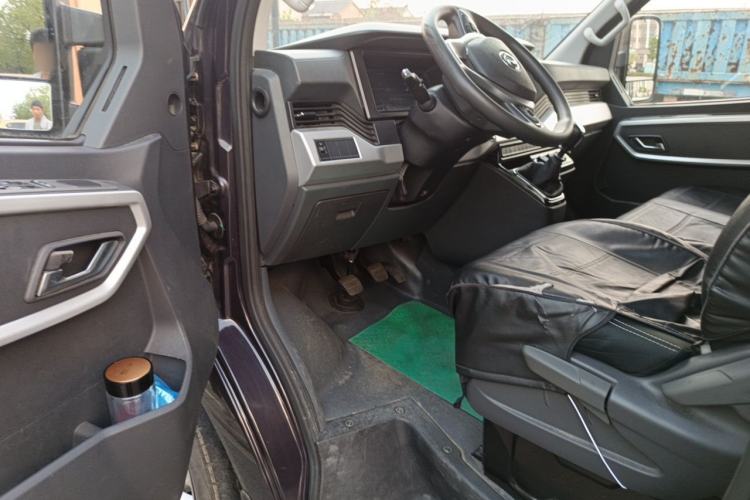 Used Dongfeng Yufeng 2023 V9+ 2.0T Manual Rear-Drive Multi-Function Mid-Height 7/8/9-Seater Driver Seat