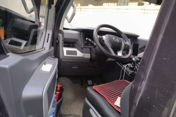 Used Dongfeng Yufeng 2023 V9+ 2.0T Automatic Front-Wheel-Drive Short Wheelbase Low-Roof Model with 5/6 Seats Driver Seat