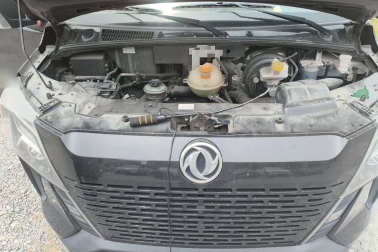 Used Dongfeng Yufeng 2023 V9+ 2.0T Manual Front-Wheel-Drive Multi-Function Mid-Roof Van with 7/8/9 Seats Engine Bay