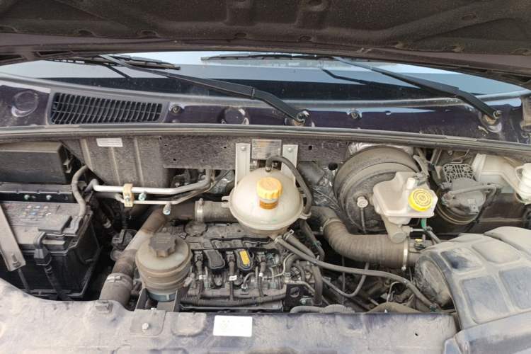 Used Dongfeng Yufeng 2023 V9+ 2.0T Manual Rear-Drive Multi-Function Mid-Height 7/8/9-Seater Engine Bay