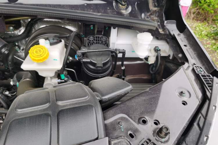 Used Dongfeng Yufeng 2023 V9+ 2.0T Manual Rear-Drive Multi-Function Mid-Height 7/8/9-Seater Engine Bay Left