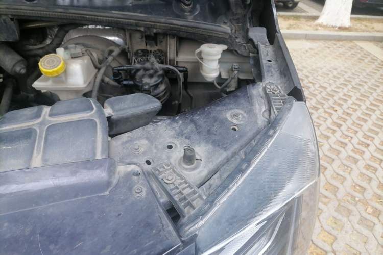 Used Dongfeng Yufeng 2023 V9+ 2.0T Manual Front-Wheel-Drive Multi-Function Mid-Roof Van with 7/8/9 Seats Engine Bay Left