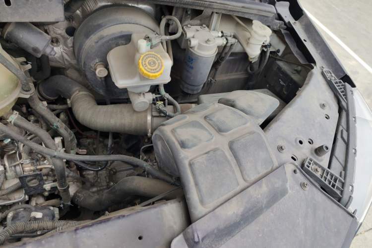 Used Dongfeng Yufeng 2023 V9+ 2.0T Manual Front-Drive Multi-Function Short-Chassis Mid-Height 5/6-Seater Engine Bay Left
