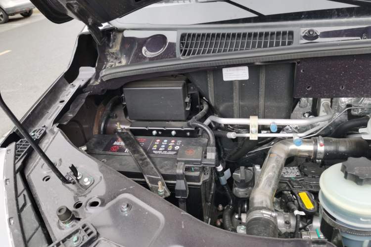 Used Dongfeng Yufeng 2023 V9+ 2.0T Manual Rear-Drive Multi-Function Mid-Height 7/8/9-Seater Engine Bay Right