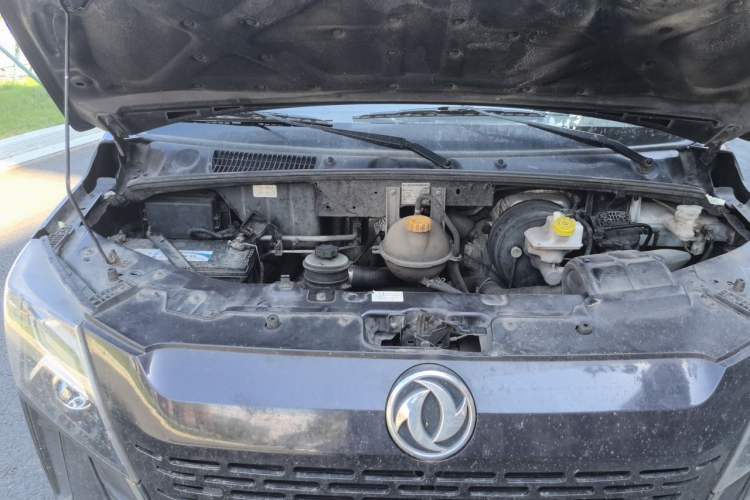 Used Dongfeng Yufeng 2023 V9+ 2.0T Manual Front-Wheel-Drive Multi-Function Mid-Roof Van with 7/8/9 Seats Engine Bay