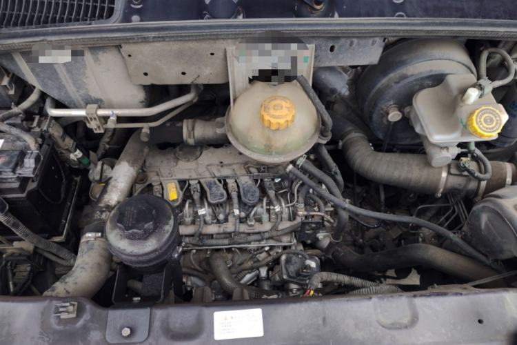 Used Dongfeng Yufeng 2023 V9+ 2.0T Manual Front-Drive Multi-Function Short-Chassis Mid-Height 5/6-Seater Engine Bay