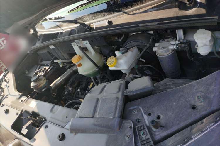 Used Dongfeng Yufeng 2023 V9+ 2.0T Automatic Front-Wheel-Drive Short Wheelbase Mid-Roof Design—5/6-Seater Engine Bay