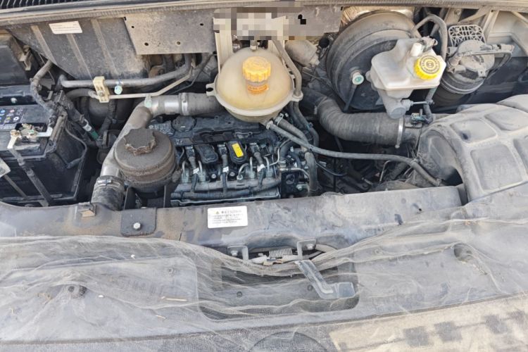 Used Dongfeng Yufeng 2023 V9+ 2.0T Manual Front-Wheel-Drive Multi-Function Mid-Roof Van with 7/8/9 Seats Engine Bay