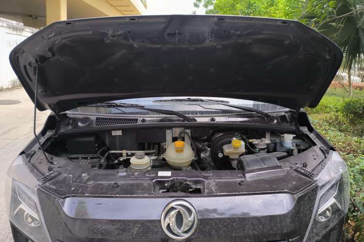Used Dongfeng Yufeng 2023 V9+ 2.0T Automatic Front-Wheel-Drive Short Wheelbase Low-Roof Model with 5/6 Seats Engine Bay