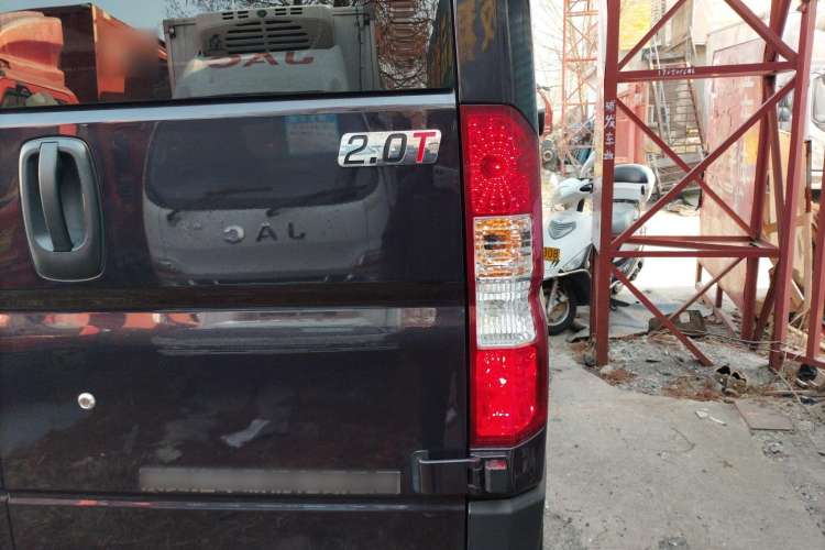 Used Dongfeng Yufeng 2023 V9+ 2.0T Automatic Front-Wheel-Drive Short Wheelbase Mid-Roof Design—5/6-Seater Exterior 6