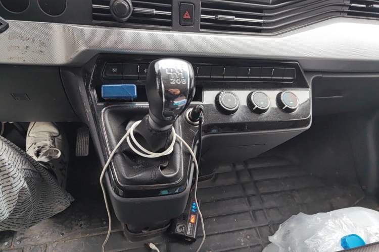 Used Dongfeng Yufeng 2023 V9+ 2.0T Manual Front-Wheel-Drive Multi-Function Mid-Roof Van with 7/8/9 Seats Gear Lever
