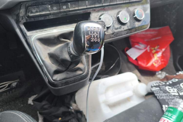 Used Dongfeng Yufeng 2023 V9+ 2.0T Manual Front-Wheel-Drive Multi-Function Mid-Roof Van with 7/8/9 Seats Gear Lever
