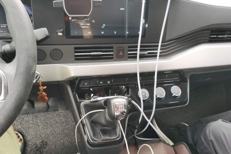 Used Dongfeng Yufeng 2023 V9+ 2.0T Manual Rear-Drive Multi-Function Mid-Height 7/8/9-Seater Gear Lever
