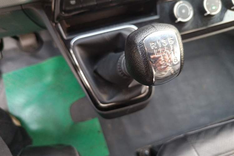 Used Dongfeng Yufeng 2023 V9+ 2.0T Manual Rear-Drive Multi-Function Mid-Height 7/8/9-Seater Gear Lever