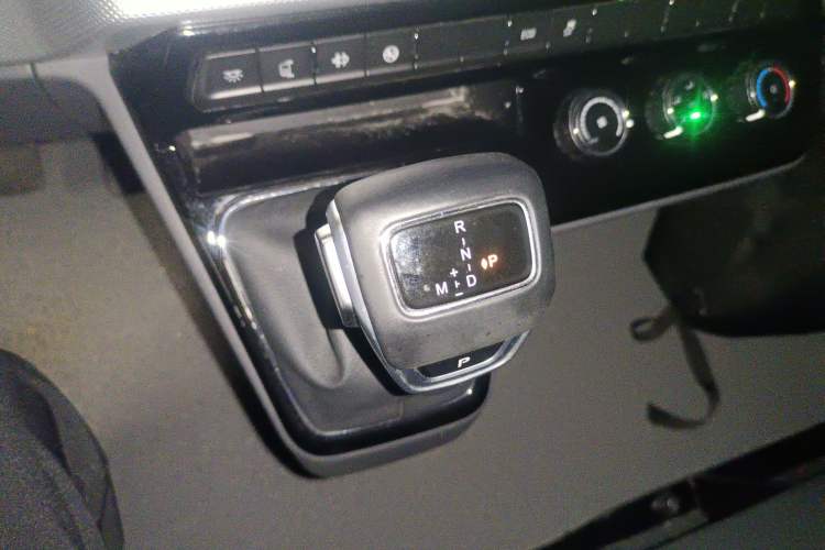 Used Dongfeng Yufeng 2023 V9+ 2.0T Automatic Front-Wheel-Drive Short Wheelbase Mid-Roof Design—5/6-Seater Gear Lever