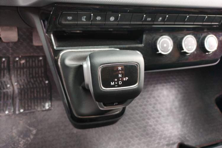 Used Dongfeng Yufeng 2023 V9+ 2.0T Automatic Front-Wheel-Drive Short Wheelbase Mid-Roof Design—5/6-Seater Gear Lever