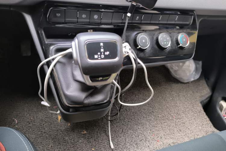 Used Dongfeng Yufeng 2023 V9+ 2.0T Automatic Front-Wheel-Drive Short Wheelbase Low-Roof Model with 5/6 Seats Gear Lever