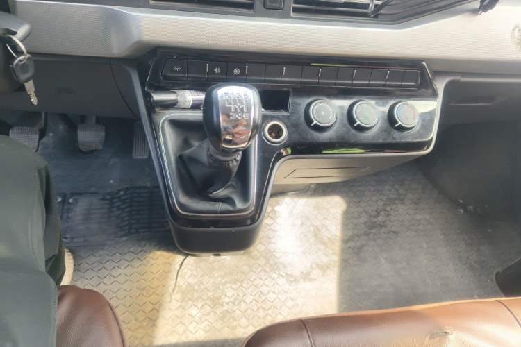 Used Dongfeng Yufeng 2023 V9+ 2.0T Manual Front-Drive Multi-Function Mid-Roof High-Roof 7/8/9-Seater Gear Lever