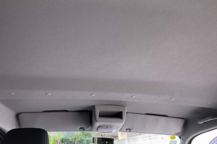 Used Dongfeng Yufeng 2023 V9+ 2.0T Automatic Front-Wheel-Drive Short Wheelbase Low-Roof Model with 5/6 Seats Headliner