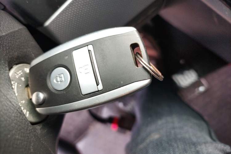 Used Dongfeng Yufeng 2023 V9+ 2.0T Automatic Front-Wheel-Drive Short Wheelbase Mid-Roof Design—5/6-Seater Interior 1