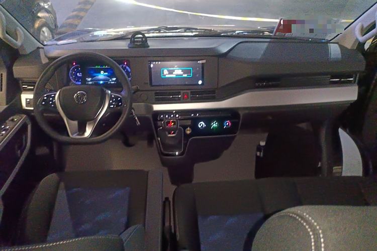 Used Dongfeng Yufeng 2023 V9+ 2.0T Automatic Front-Wheel-Drive Short Wheelbase Mid-Roof Design—5/6-Seater Interior 2
