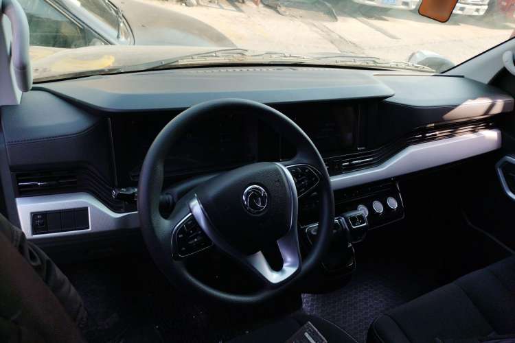Used Dongfeng Yufeng 2023 V9+ 2.0T Automatic Front-Wheel-Drive Short Wheelbase Mid-Roof Design—5/6-Seater Interior 2