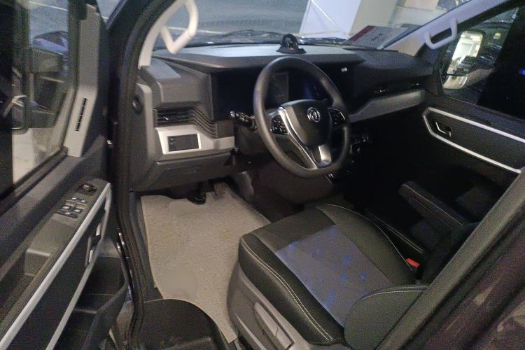 Used Dongfeng Yufeng 2023 V9+ 2.0T Automatic Front-Wheel-Drive Short Wheelbase Mid-Roof Design—5/6-Seater Interior 3
